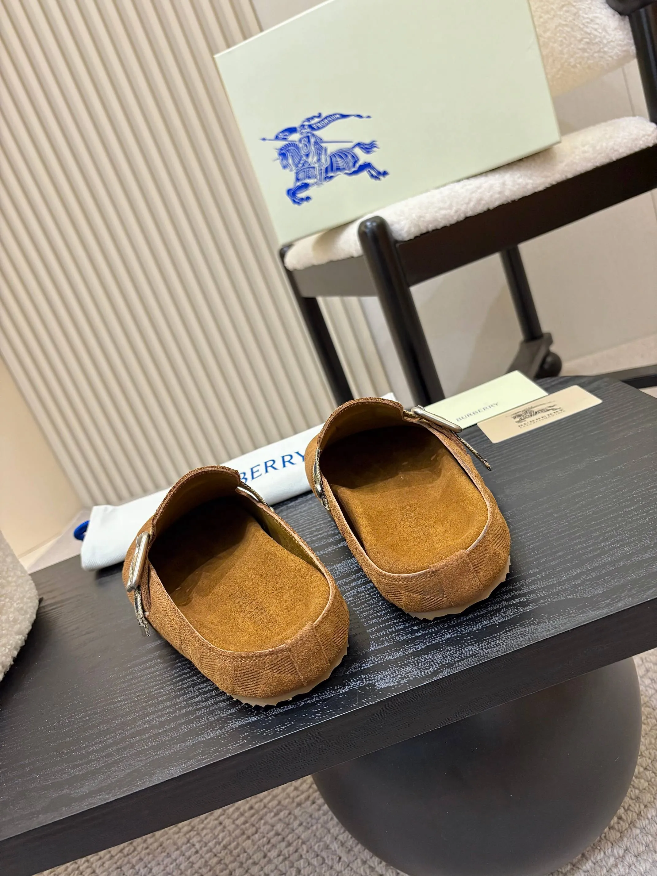 Men's Men's Shoes💰580 Burberry2025's hot-selling Birkenstock slippers are released, made of soft suede fabric and refined in Italian workshops. Featuring an embossed plaid pattern and an embossed sole embellished with the archive brand's logo. Features an adjustable B-shaped buckle strap and is embellished with the signature sand-colored Burberry check in jacquard worsted.   ✅Fabric: suede ✅Lining: silk cowhide ✅Outsole: TPU ✅Color: black, brown, pink, apricot 4 colors available ✅Code number: 35-45 for men and women (35, 45 customized)